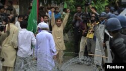 Shi'ite Muslim supporters of the Imamia Student Organization (ISO) shout anti-American slogans during a protest rally in Islamabad, September 14, 2012. 