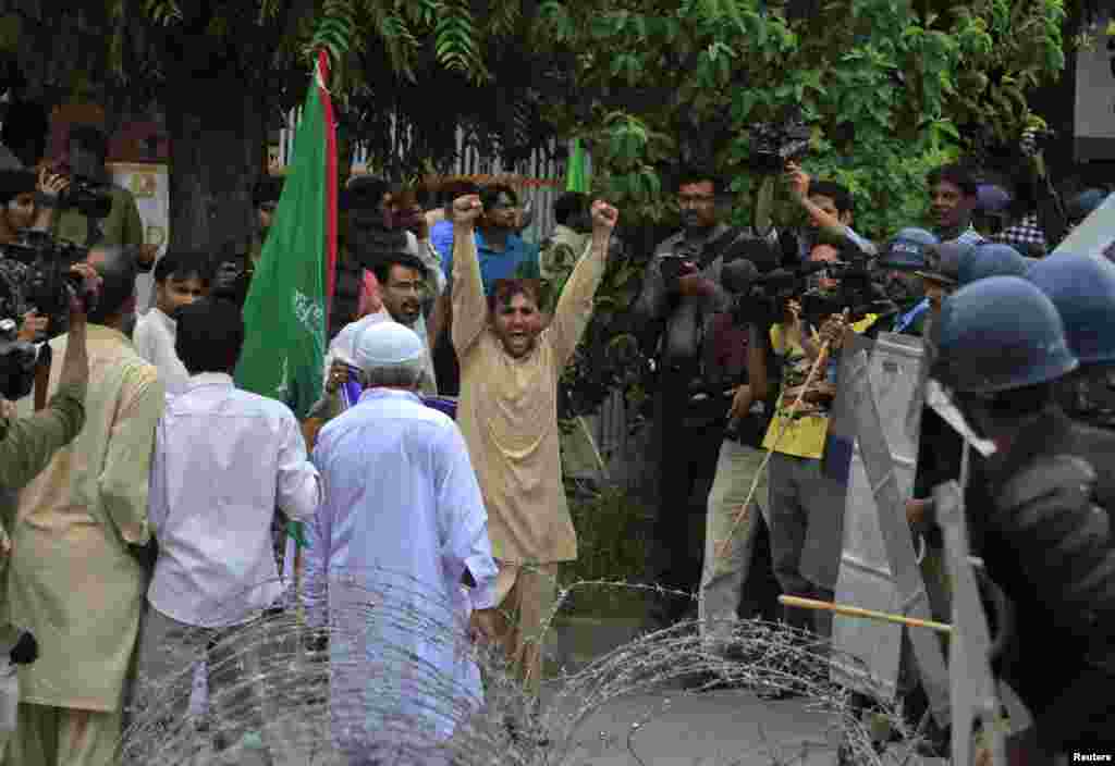 Shi'ite Muslim supporters of the Imamia Student Organization (ISO) shout anti-American slogans during a protest rally in Islamabad, September 14, 2012. 