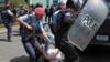 Policías antidisturbios nicaragüenses detienen a un manifestante antes de una acción alentada por grupos de oposición para exigir al gobierno la liberación de los detenidos por participar en protestas antigubernamentales. Marzo 2019.
