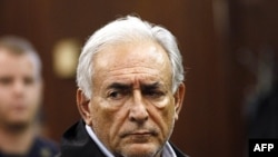 Ông Dominique Strauss- Kahn, 62 tuổi xuất hiện trước một thẩm phán ở Manhattan, ngày 16/5/2011