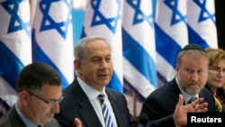 PM Israel Benjamin Netanyahu saat memimpin rapat kabinet di Yerusalem hari Minggu (21/7).