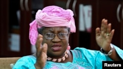 La ministre des finances du Nigeria, Ngozi Okonjo-Iweala, lors d'un entretien avec Reuters dans son bureau de la capitale Abuja, le 24 août 2012. 