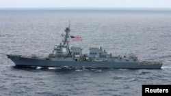 Kapal perusak USS Chafee, milik Angkatan Laut AS, dalam latihan militer "RIMPAC Naval" di perairan sekitar 241 kilometer sebelah utara pulau Oahu, Hawaii, 18 Juli 2012. (Foto: dok).