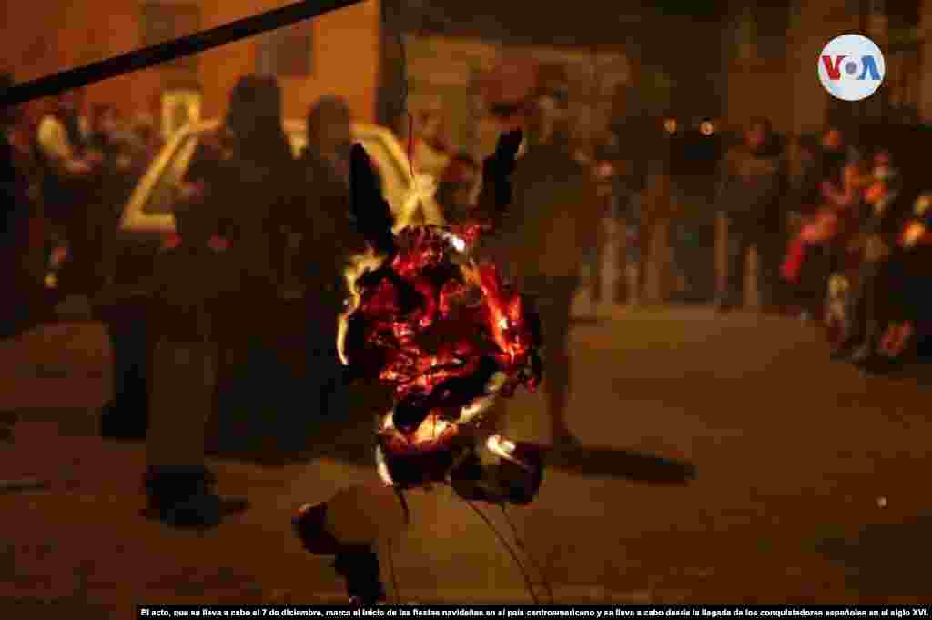 El acto, que se lleva a cabo el 7 de diciembre en Guatemala, marca el inicio de las fiestas navideñas en el país centroamericano y se lleva a cabo desde la llegada de los conquistadores españoles en el siglo XVI. Foto Lenny Castro/VOA.