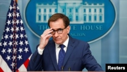 2023年5月16日，白宫国家安全委员会战略沟通协调员科比在白宫举行的例行记者会上回答媒体的提问。（路透社）