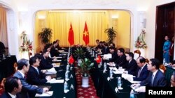 Pertemuan antara Menteri Luar Negeri Vietnam Pham Binh Minh dan pejabat tinggi China Yang Jiechi di Hanoi (18/6). 
