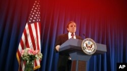 AQSh davlat kotibi muovini Maykl Pozner 2011-yilda (28-aprel) AQShning Pekindagi elchixonasida o'tgan matbuot anjumanida so'zlamoqda. 