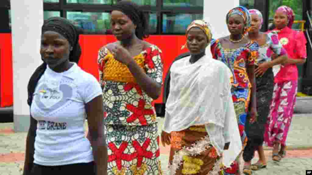 'Yan makaranta mata da suka kubuta da daga sakadaren gwamnati na Chibok a wurin ganawa da Goodluck Jonathan, 22 ga Yuli 2014.