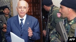 Thủ tướng Mohamed Ghannouchi nói rằng các chức vụ Bộ trưởng Quốc phòng, Nội Vụ và Ngoại Giao sẽ được giữ nguyên