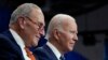 Presiden Joe Biden dan Pemimpin Mayoritas Senat Chuck Schumer (kiri) dalam sebuah acara di Syracuse, New York, 27 Oktober 2022. (Foto: Manuel Balce Ceneta/AP Photo)