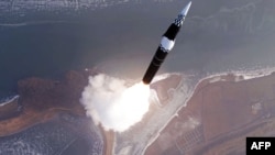 উত্তর কোরিয়ার সরকারি বার্তা সংস্থা কোরিয়ান সেন্ট্রাল নিউজ এজেন্সির সরবরাহ করা ৬ জানুয়ারি তোলা ছবিতে উত্তর কোরিয়ার একটি হাইপারসনিক ক্ষেপণাস্ত্র নিক্ষেপের দৃশ্য দেখা যাচ্ছে। ফটোঃ ৭ জানুয়ারি, ২০২৫।