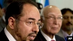 Afg'oniston Tashqi ishlar vaziri Salohiddin Rabboniy (chapda) jurnalistlar savollariga javob bermoqda, Islomobod, Pokiston, 9-dekabr, 2015-yil.