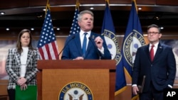 Конгресмен-республіканець від штату Техас та голова комітету із закордонних справ, Майкл Маккол виступає під час брифінгу разом із спікером Палати Представників Майком Джонсом (праворуч ред.) та очільницею республіканської конференції Елізою Стефаник (ліворуч. ред)