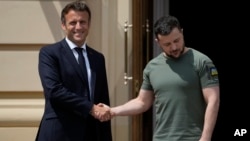 Францускиот претседател Емануел Макрон, лево, се ракува со украинскиот претседател Володимир Зеленски во палатата Маријнски во Киев, Украина, 16 јуни 2022 година. Франција е домаќин на европските лидери на разговорите за Украина на 17 февруари 2025 година.