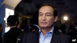 FILE - United Airlines CEO Oscar Munoz is pictured prior to an interview in New York, June 2, 2016.