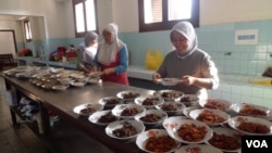 Women prepare several different types of rendang, a traditional spicy curry, for a rendang tasting on August 4. (VOA - S. Schonhardt)
