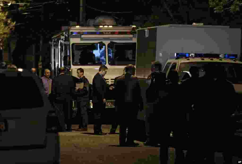 Polisi dan FBI berkumpul di luar rumah tempat tiga perempuan yang hilang ditemukan di Cleveland, Ohio (6/5). (AP/Mark Duncan)