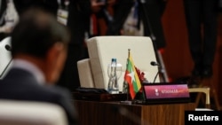 Kursi yang disediakan untuk delegasi Myanmar tampak kosong dalam sebuah sesi di pertemuan ke-43 Perhimpunan Bangsa-Bangsa Asia Tenggara (ASEAN) di Jakarta, 5 September 2023. (Foto: Mast Irham/Pool/Reuters)