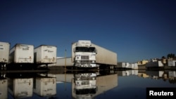 资料照片：墨西哥华雷斯城一家从事美墨货物运输的公司的运货车。(2019年12月10)