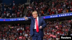 Predsednik SAD Donald Tramp gestikulira ka publici tokom svog prvog mitinga u trci za reizbor nakon nekoliko meseci tokom epidemije koronavirusa, u BOK centru u Tulsi, 20. juna 2020.
