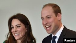 Pangeran Williams (kanan) dan istrinya, Catherine, Duchess of Cambridge, di London, 10 Maret 2016 (Foto: dok). 