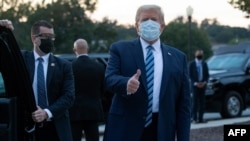 Le président américain Donald Trump lève le pouce alors qu'il quitte l'hôpital militaire Walter Reed à Bethesda, dans le Maryland, le 5 octobre 2020, pour retourner à la Maison Blanche. (Photo by SAUL LOEB / AFP)