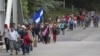 Karavan ribuan migran Honduras saat melewati kota Chiquimula, Guatemala dalam perjalanan menuju AS (16/10). 