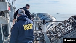 Agentes del FBI procesan residuos del globo chino derribado sobre el océano Atlántico cerca de las costas de Carolina del Sur el 5 de febrero de 2023.