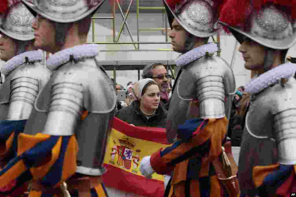 Vatican Swiss guards march in St. Peter's Square, at the Vatican, December 25, 2012. 