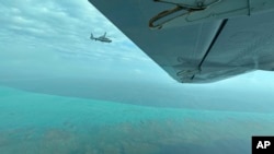 2025年2月18日，一架中國軍用直升機在南中國海有爭議的斯卡伯勒淺灘(Scarborough Shoal，中國稱黃岩島）上空飛近菲律賓漁業和水產局(BFAR) 的飛機。