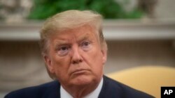 រូបឯកសារ៖ ប្រធានាធិបតីអាមេរិកលោក Donald Trump ស្តាប់សំណួរមួយអំឡុងពេលជំនួបជាមួយនឹងនាយករដ្ឋមន្រ្តីក្រិចលោក Kyriakos Mitsotakis នៅសេតវិមាន កាលពីថ្ងៃទី០៧ ខែមករា ឆ្នាំ២០២០។ 