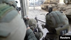 ទាហានអ៊ីស្រាអែល​ធ្វើប្រតិបត្តិការមួយនៅទីតាំងដែលត្រូវបានកំណត់ថាជាតំបន់ហ្កាហ្សា ក្នុងរូបភាពដែលត្រូវបានដកស្រង់ចេញពីវីដេអូ​ដែលចេញផ្សាយកាលពីថ្ងៃទី១៦ ខែវិច្ឆិកា ឆ្នាំ២០២៣។ (Israel Defense Forces/Handout via REUTERS)