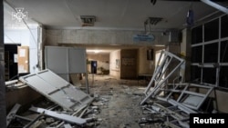 Официјални лица изјавија дека најмалку две лица се повредени од паѓање на остатоци.