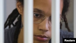 Pemain bola basket AS Brittney Griner, yang ditahan di bandara Sheremetyevo Moskow dan kemudian didakwa dengan kepemilikan ganja secara ilegal, di luar Moskow, Rusia 4 Agustus 2022. (Foto: REUTERS/Evgenia Novozhenina )