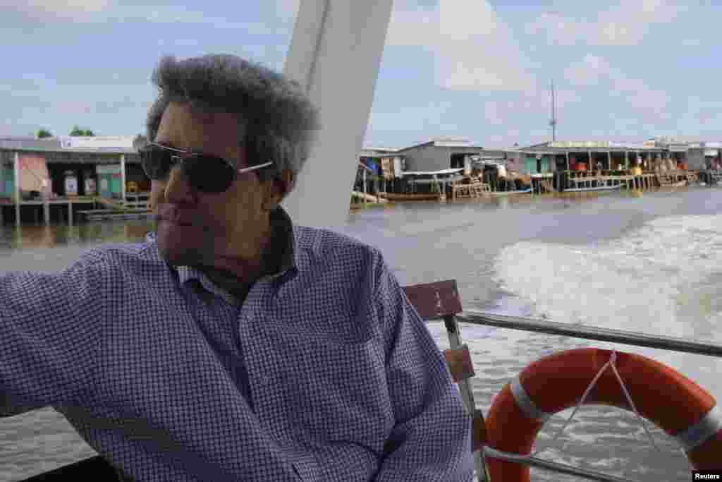 "Thật lạ," ông Kerry trả lời khi được hỏi về cảm giác của ông khi thăm lại dòng sông này.