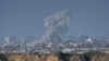 Asap mengepul dari arah Jalur Gaza menyusul serangan Israel ke wilayah tersebut pada 24 Desember 2023. (Foto: AP/Ariel Schalit)