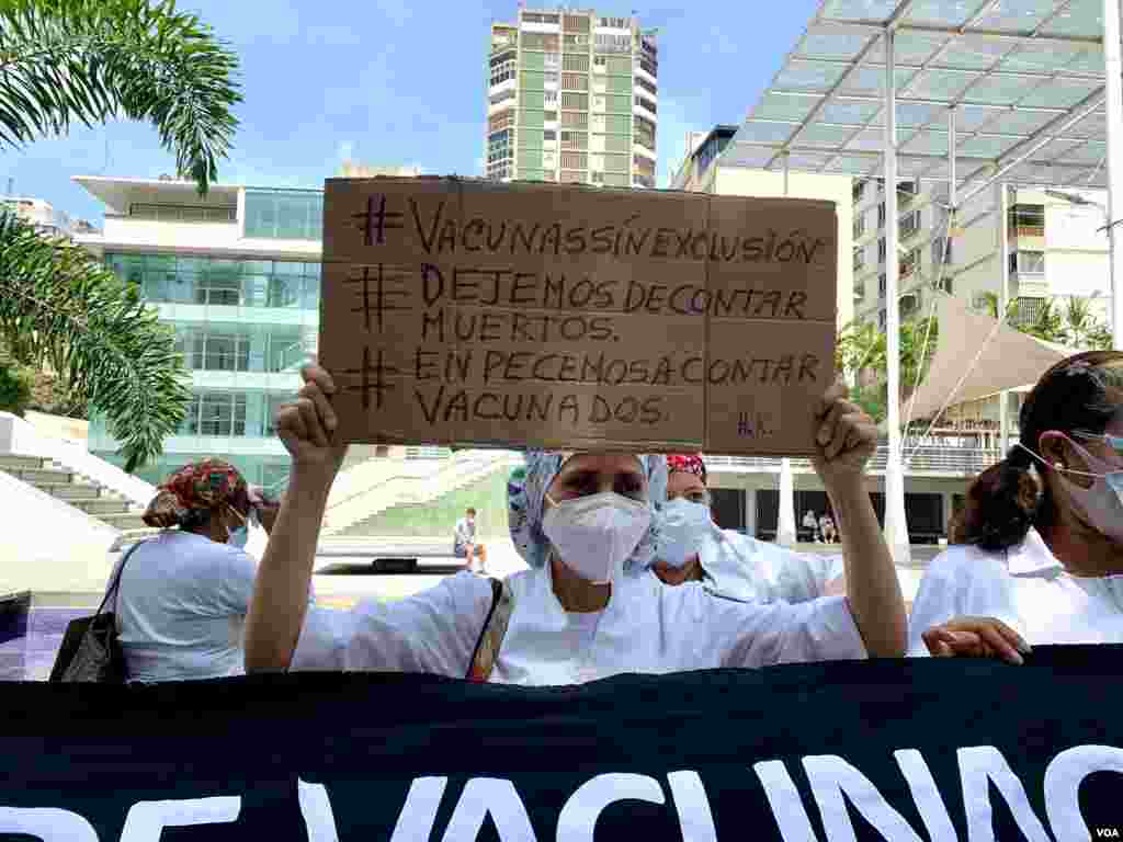 Los protagonistas de la jornada fueron los trabajadores del sector, quienes expresaron sus peticiones y preocupaciones. En este caso, una enfermera pedía por inmunización "sin exclusión". Caracas, Venezuela. Abril 17, 2021. Foto: Luisana Solano - VOA.