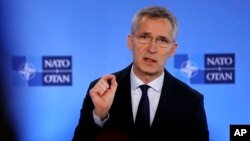 ARHIVA - Generalni sekretar NATO-a Jens Stoltenberg na konferenciji za novinare Alijanse u Briselu, 28. februara 2020. (Foto: AP)