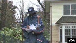 Seorang tukang pos di Washington, D.C sedang menjalankan tugas dalam cuaca yang tidak bersahabat.