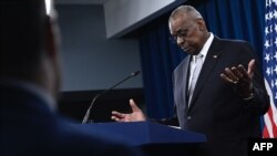 Американскиот секретар за одбрана Лојд Остин зборува за време на прес-конференција во Пентагон во Вашингтон, на 1 февруари 2024 година