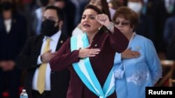 La presidenta de Honduras, Xiomara Castro, durante su juramentación en el Estadio Nacional, en Tegucigalpa, el 27 de enero de 2022.