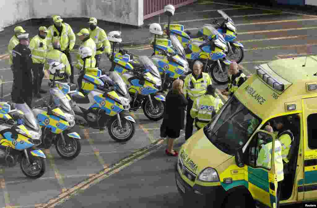 Nh&acirc;n vi&ecirc;n cứu thương v&agrave; cảnh s&aacute;t hộ tống đợi m&aacute;y bay cứu thương chở c&ocirc; g&aacute;i 14 tuổi người Pakistan bị bắn trọng thương Malala Yousufzai đến s&acirc;n bay quốc tế Birmingham ở miền trung nước Anh, 15 th&aacute;ng 10, 2012.