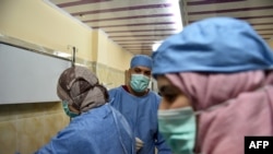 Le médecin algérien Ahmed Bougroura (D), chef du service de néphrologie de l'hôpital universitaire de Batna, s'entretient avec un patient à 435 km à l'est d'Alger le 26 juillet 2017.