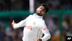 বাংলাদেশের মেহদি হাসান মিরাজ কানপুরে ভারতের বিরুদ্ধে দ্বিতীয় টেস্টে বল করছেন। ফটোঃ ৩০ সেপ্টেম্বর, ২০২৪।