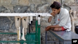 اسدالله داد محمد، کودک ۱۲ سالۀ است که هر دو پای خود را در اثر انفجار ماین از دست داده است