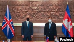 រដ្ឋមន្ត្រី​ការបរទេស​ចក្រភព​អង់គ្លេស​លោក Dominic Raab ថត​រូប​ជាមួយ​លោក ប្រាក់ សុខុន ឧបនាយករដ្ឋមន្ត្រី រដ្ឋមន្ត្រីការបរទេស​​​កម្ពុជា​នៅ​ក្រសួង​ការ​បរទេស​​ក្នុង​រាជធានី​ភ្នំពេញ​ នៅថ្ងៃទី២៣ ខែមិថុនា ឆ្នាំ២០២១។ (Facebook/Cambodia Ministry of Foreign Affairs)