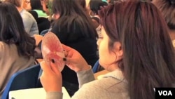 Par remaja puteri di kota Los Angeles, California, belajar tentang kanker payudara melalui alat pendidikan yang disebut "daisy wheel" (foto: dok). 