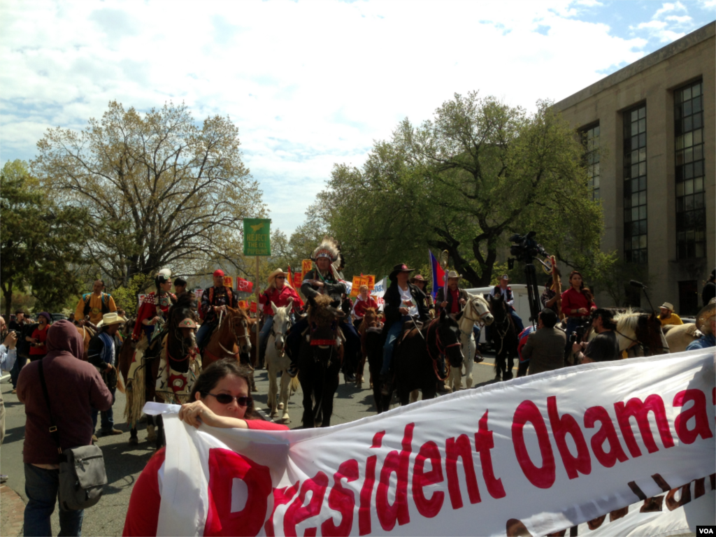 Shane Red Hawk of the Sioux Tribe from South Dakota, center, rides a horse with other Native Americans, cowboys, farmers, ranchers and environmentalists during the &#39;Reject and Protect&#39; rally protesting the Keystone XL pipeline, Washington D.C., April 22, 2014. (Diaa Bekheet/VOA)