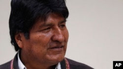 El presidente Evo Morales rechaza debatir con sus críticos. “Yo debato con el pueblo”, ha dicho. Reivindica la estabilidad económica y agita algunas veces el fantasma de la crisis argentina.