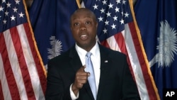 El senador Tim Scott da la respuesta republicana al discurso del presidente Joe Biden en una sesión conjunta del Congreso, el 28 de abril de 2021, en Washington.